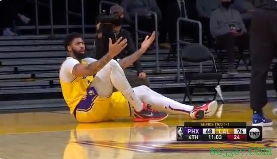 ???浓眉坐地穿鞋后求被拉起 没人鸟他