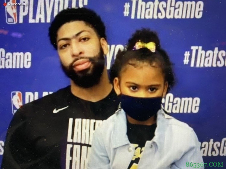 可可爱爱的小棉袄!浓眉赛后抱女儿接受采访