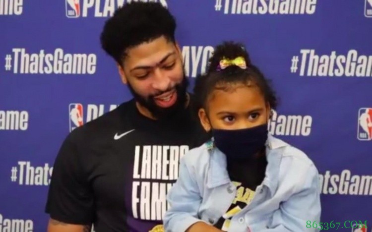 可可爱爱的小棉袄!浓眉赛后抱女儿接受采访