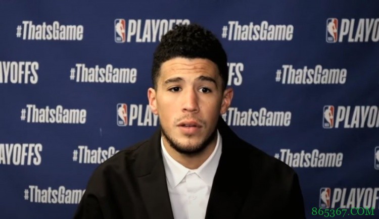 “如何看待浓眉说你对施罗德的犯规是脏动作”布克未回应记者提问