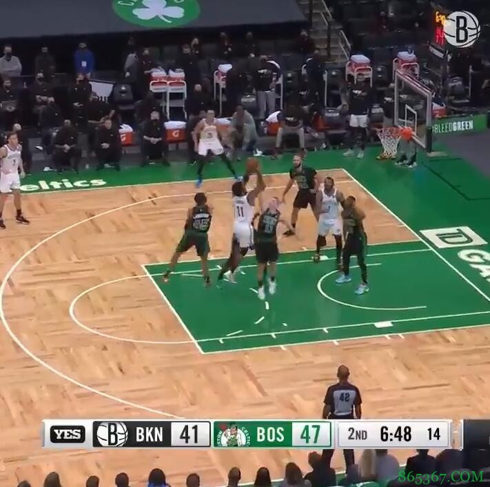 视觉享受！欧文面对两人防守 逆天滞空躲过封盖投射命中