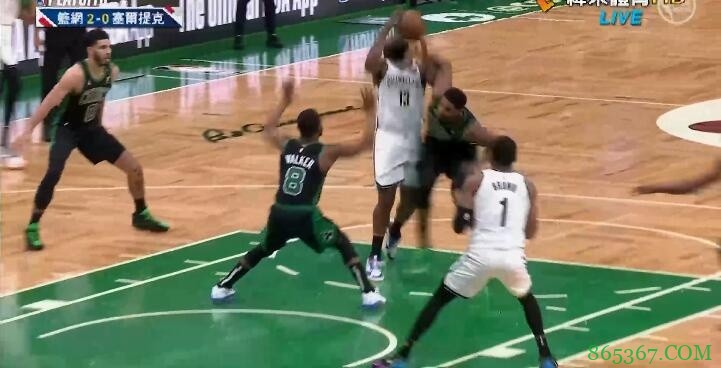 要素过多?哈登夹起“情敌”TT手臂后被内史密斯一脚跨过