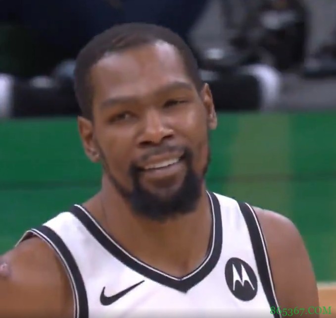 杜兰特被斯玛特造进攻犯规后无奈摇头:这不是篮球