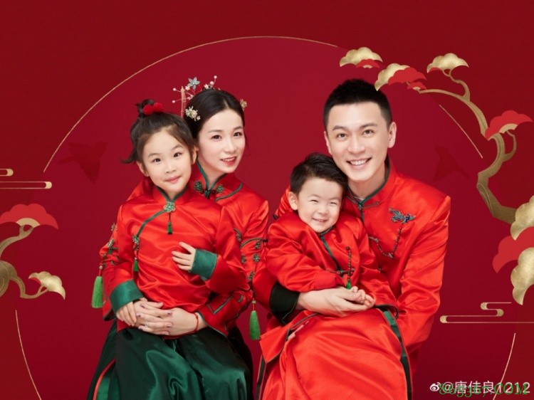 一儿一女甚是可爱!杨鸣妻子晒幸福满满全家福