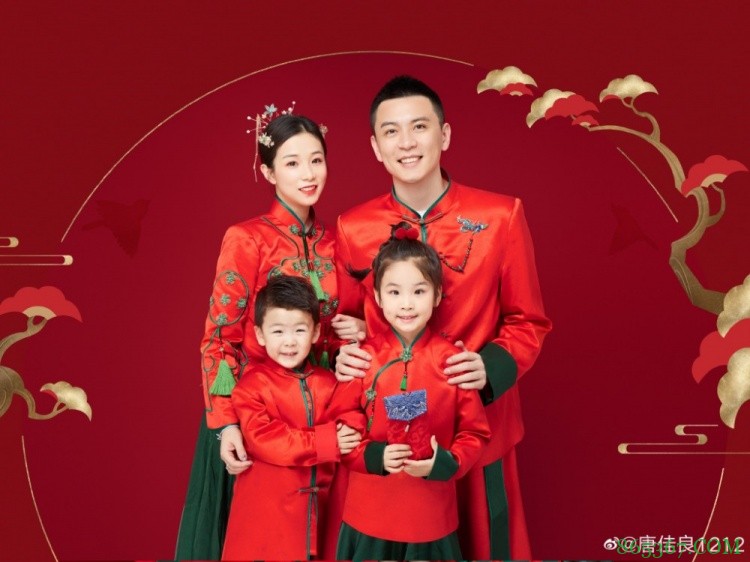 一儿一女甚是可爱!杨鸣妻子晒幸福满满全家福