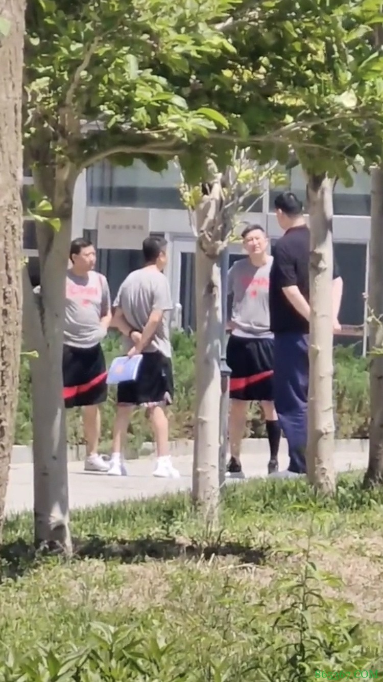 姚明今日现身北京体育大学 与中国男篮集训教练组和球员交流