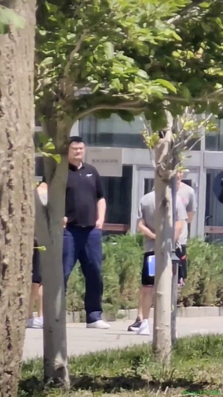 姚明今日现身北京体育大学 与中国男篮集训教练组和球员交流