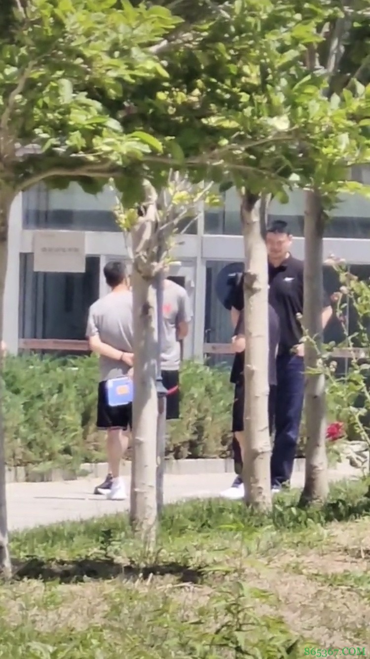 姚明今日现身北京体育大学 与中国男篮集训教练组和球员交流