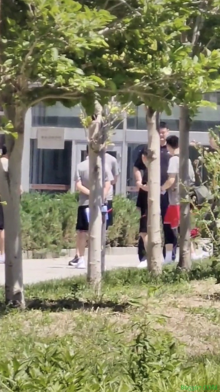 姚明今日现身北京体育大学 与中国男篮集训教练组和球员交流
