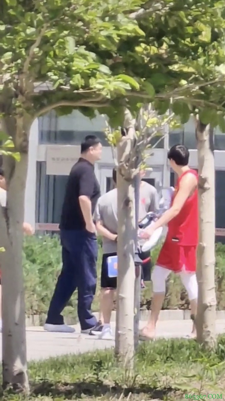 姚明今日现身北京体育大学 与中国男篮集训教练组和球员交流