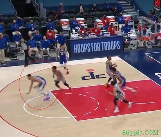 本西背打威少抛投命中 比“太小了”庆祝姿势