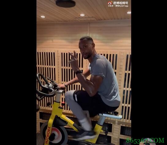 弗格骑自行车训练并比“V”手势:愉快开启我的一天/周末
