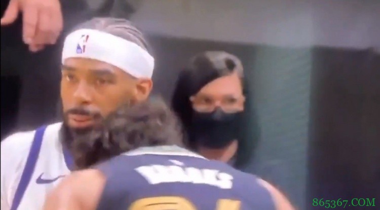 强硬还是?狄龙今日暗拳+铁头功小动作挑衅康利