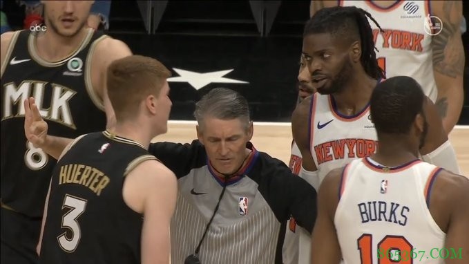 这什么动作？许尔特头顶诺埃尔屁股将后者顶翻 被吹恶意犯规