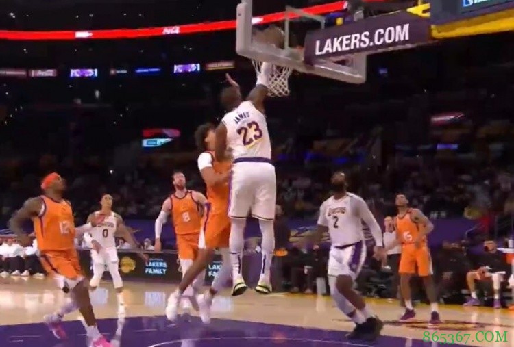 熟悉的味道!詹姆斯全场奔袭转身过人后单手劈扣