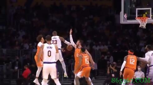 秀啊！詹姆斯起跳空中背后传球击地准确找到麦克勒莫