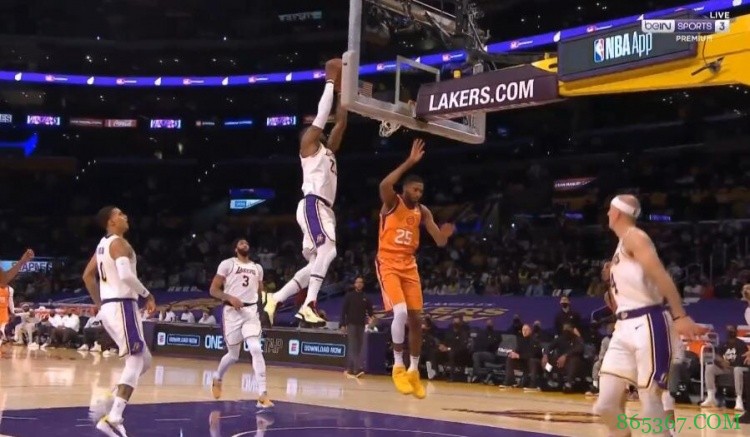 第18年还在飞！卡鲁索打板助攻 詹姆斯平框空接暴扣