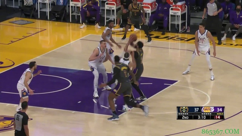 ?戴维斯25+7+3帽 约基奇32+9+5 湖人终结掘金5连胜