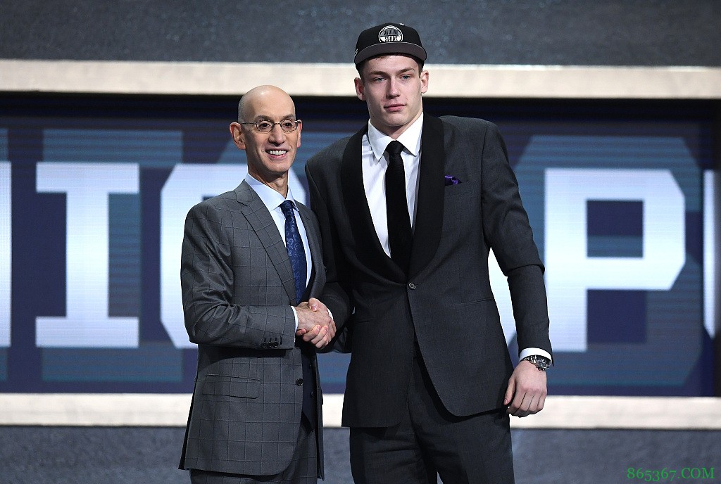 波波：萨马尼奇本赛季确实有进步 但或许G联赛目前更适合他