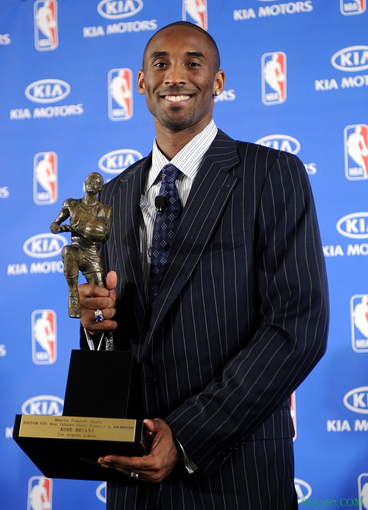 13年前今天:科比获得生涯唯一一座常规赛MVP奖杯