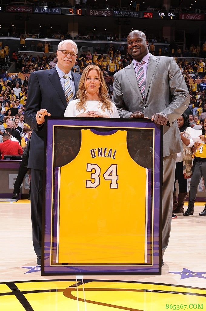 总冠军旗帜下的湖人女老板——珍妮-巴斯