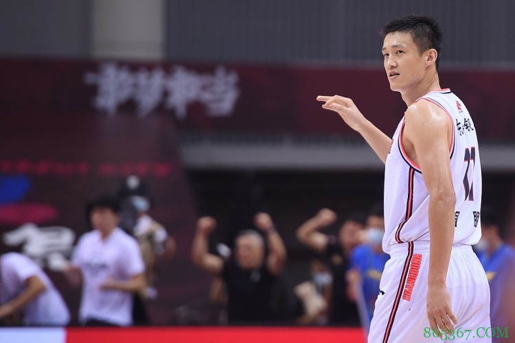 周鹏:赛季前答应阿联拿三连冠 外界不看好但我们做到了