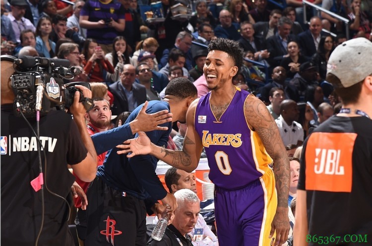 尼克-杨:没有人愿意在季后赛首轮看到洛杉矶德比