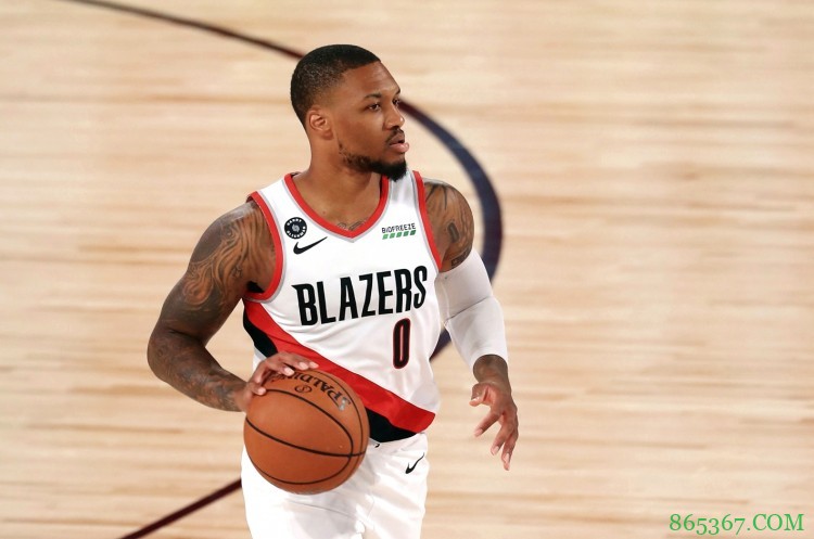 利刃出鞘！利拉德半场8记三分轰32分 无奈球队仍落后12分