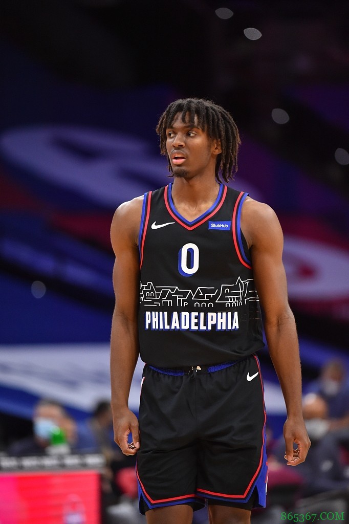 小鬼当家!马克西半场11中10砍下24分