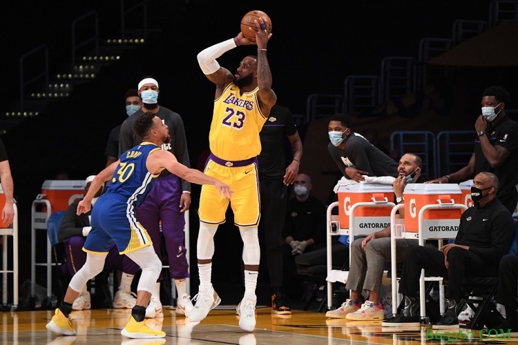 苏群谈湖勇大战：湖人的胜算在6到7成 如果是系列赛的话100%赢