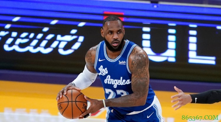 名记：我们需要关注詹姆斯的健康 我听说他现在是靠一条腿打球