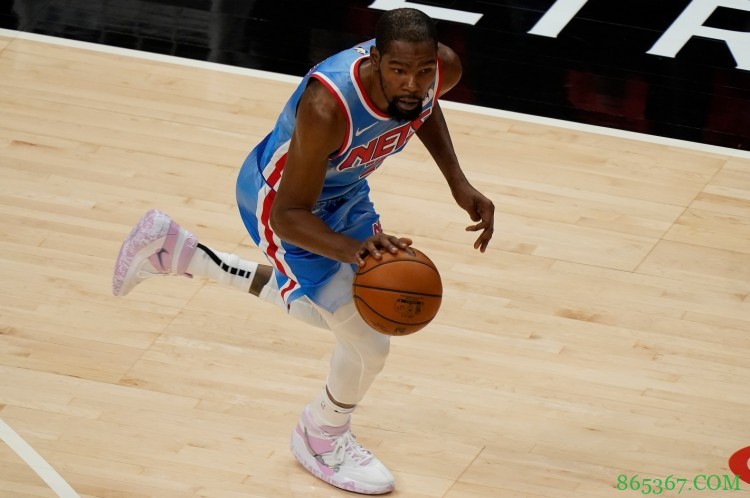 三双？网友：勒布朗会多拿7篮板 杜兰特：我得让队友拿20+20