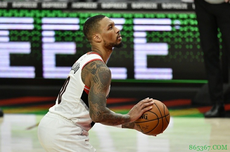 利拉德季后赛前三场均至少30分且命中5三分 历史首人