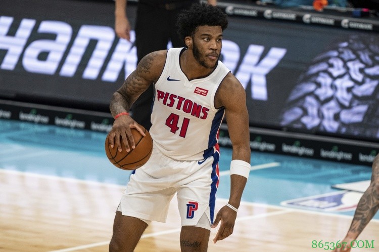 萨迪克-贝新秀赛季10场比赛至少5记三分 打破库里与艾弗森纪录