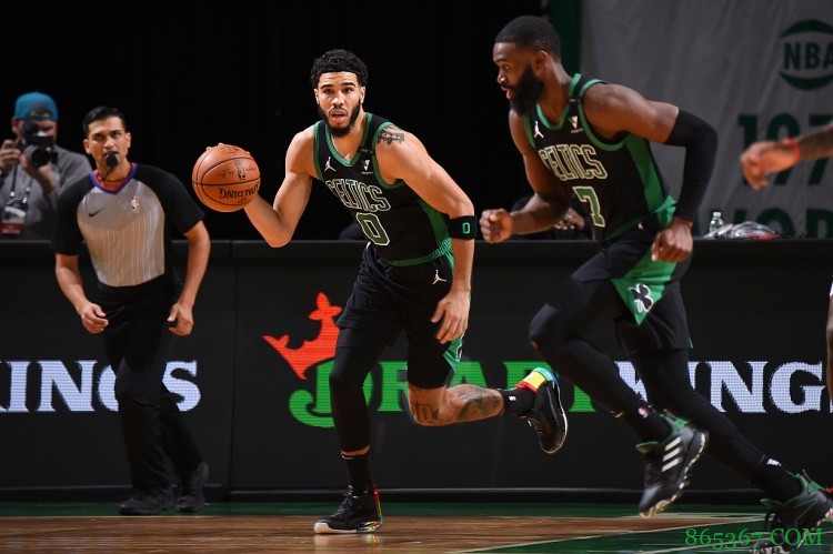 布朗:今天塔图姆在扛着球队前进 他是赢球的最大功臣