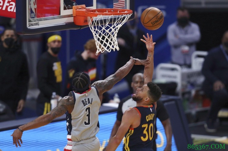 得分王之争!库里场均得分31.87 比尔场均得分31.41!