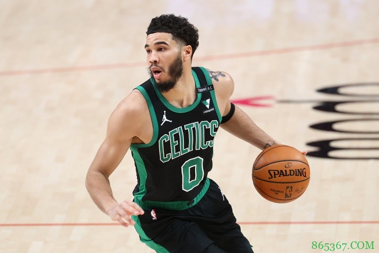 史蒂文斯:塔图姆很想再次上场打球 但他的眼睛很难适应球场灯光