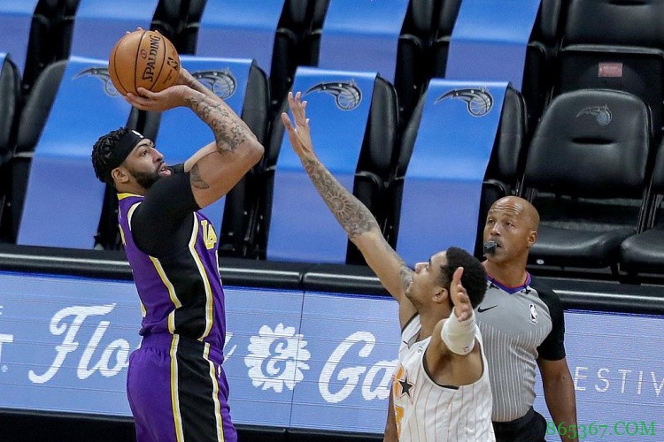 奥克利:我听说湖人教练要戴维斯一场投5-6个三分 为什么?