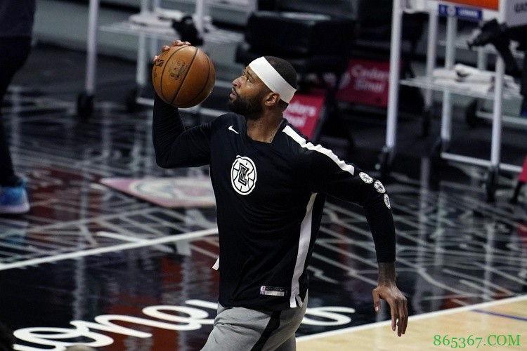 考辛斯本赛季在火箭和快船的合计薪资是330万美元