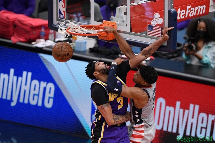 过去六场浓眉在场正负值-56 全队最差 接近倒数第二两倍