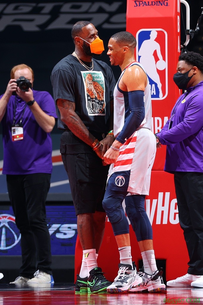 詹姆斯INS:祝贺我的兄弟威少 三双王!传奇