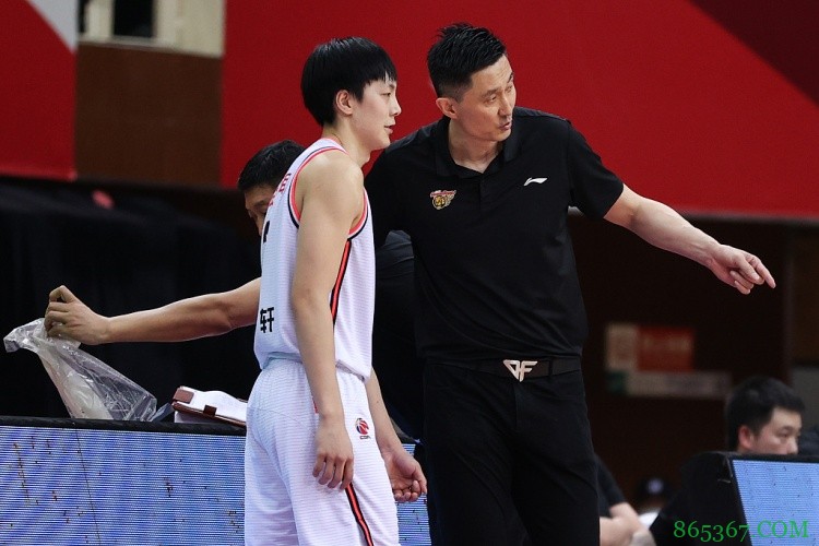胡明轩谈回杜锋篮球学院：回这里就像回家一样 非常幸运遇见杜导