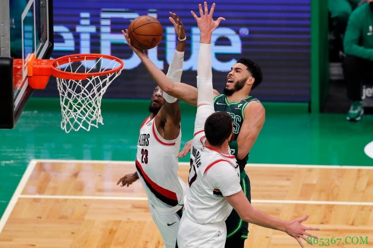 延续火热状态！塔图姆半场13投8中独得24分