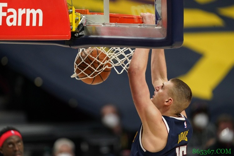 小波特：NBA里没有一个大个子能单防约基奇 所以我们就让他这样打