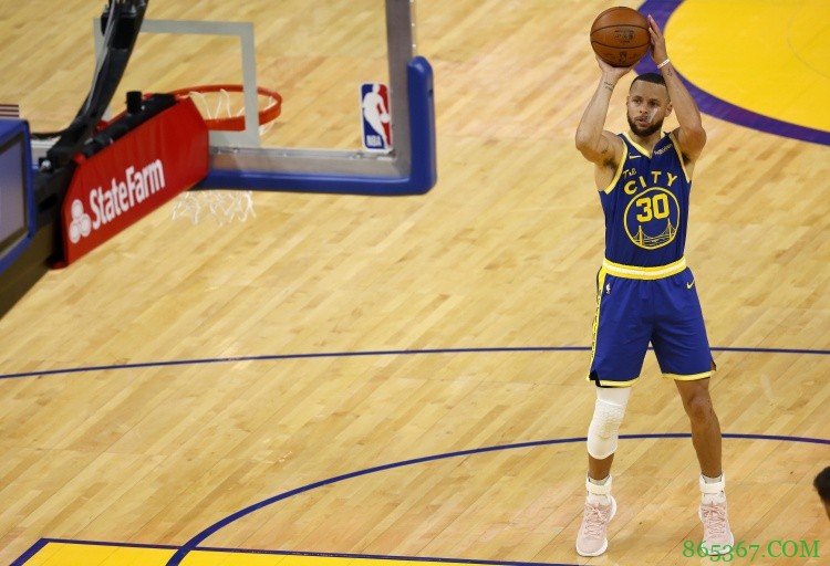 NBA唯一！库里3次单季场均25+两分命中率55%+三分40%+罚篮90%+