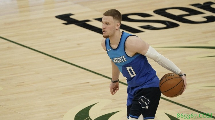 迪文岑佐对阵篮网拿下10分15板 单场篮板创个人生涯新高