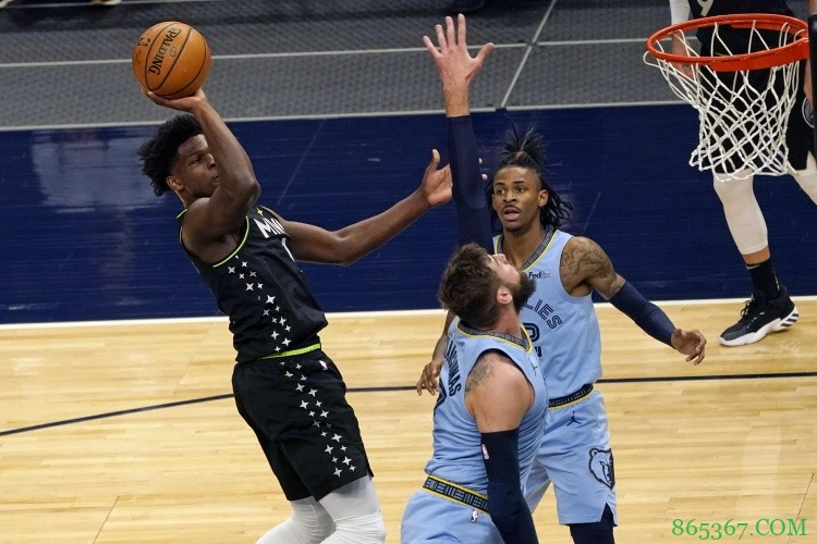 三节不到就达成!爱德华兹成队史首位单场至少30分5板5助新秀