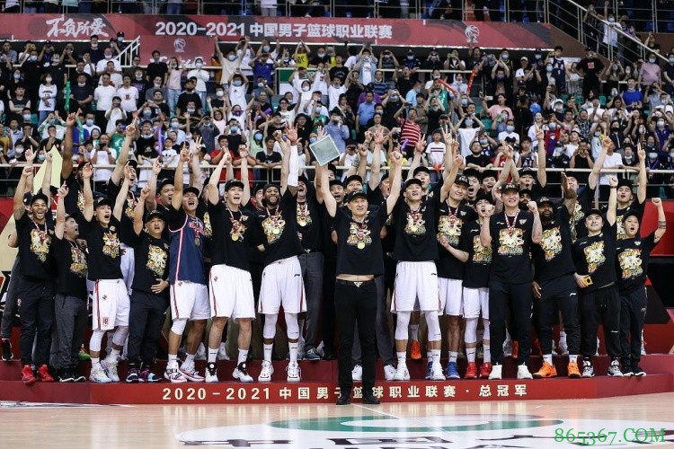 杜锋：冠军不会从天而降 年轻球员必须自己进步、担得起责任