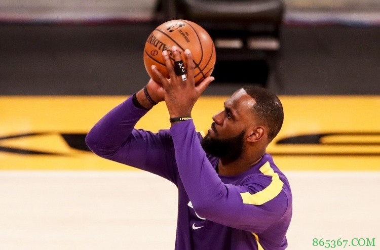 队记：詹姆斯近两场没在场边是湖人允许的 使他有时间休养脚踝