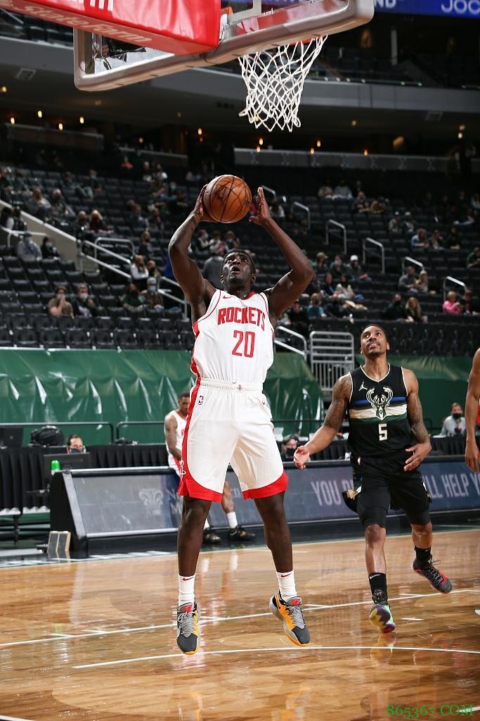 赛季至今已有28人代表火箭出战过 追平NBA历史纪录